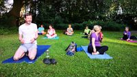 Yogagruppe im Park beim Üben